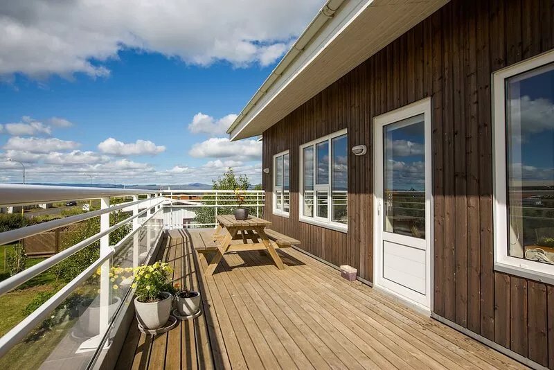 Bright & stylish flat with modern art, big balcony & hot tub. Family  friendly.