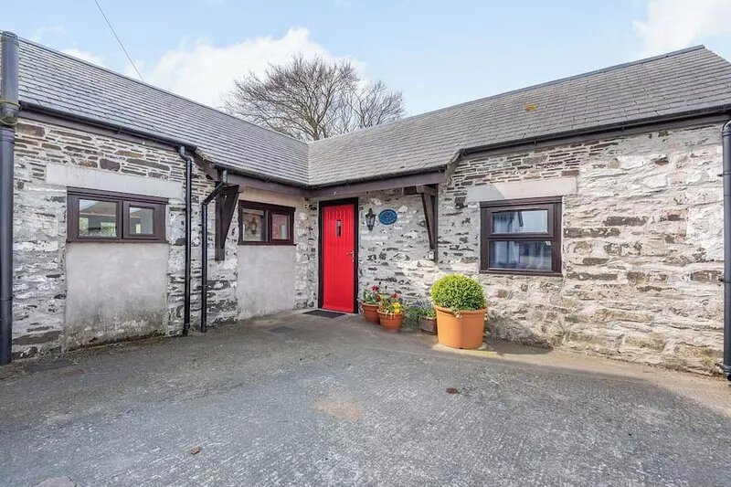 STABLES COTTAGE, pet friendly, with a garden in Llanrwst