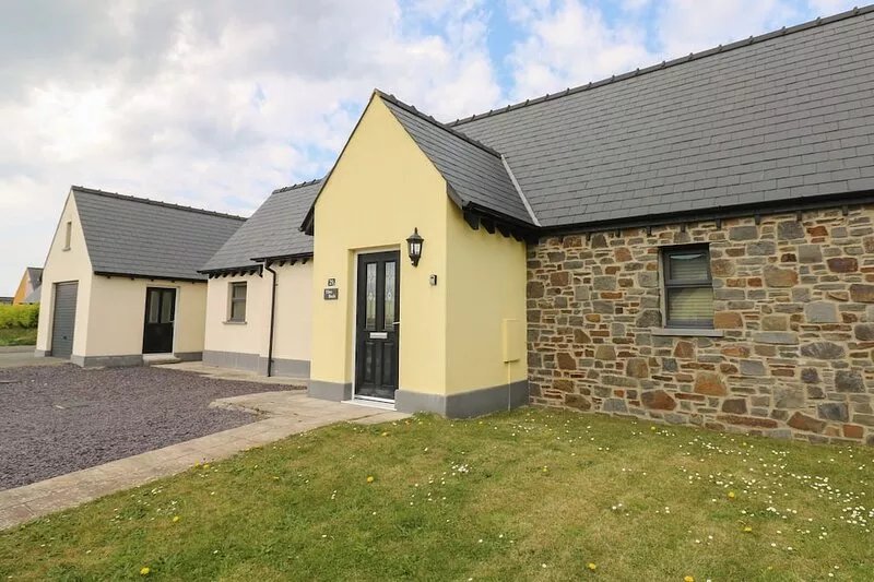 TLWS BACH, family friendly, with a garden in Roch