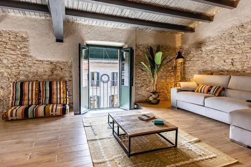 Plaça del Vi Penthouse - Holiday Apartment in Girona | Bravissimo