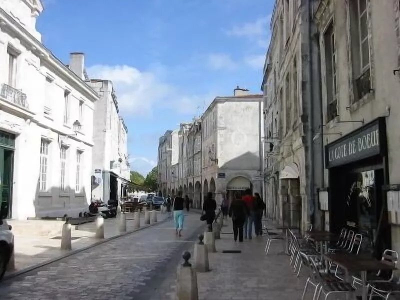 Studio ideally located 2 steps from the old port, in the heart of the historic