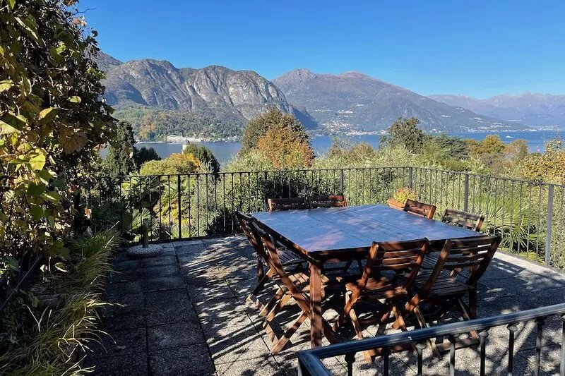 Villa with beautiful lake view, private garden and safe parking!