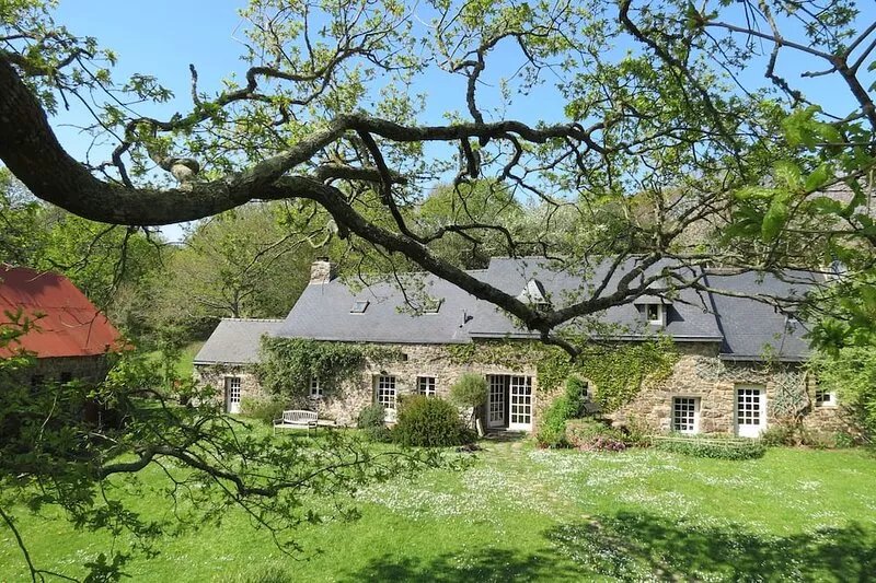 Cottage near the sea and can accommodate 11 people