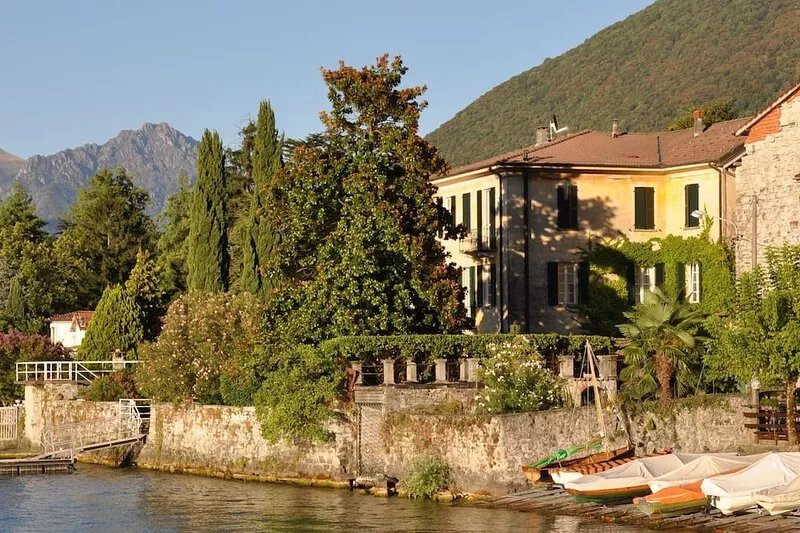 Apartment with garden, direct access to the lake in ancient villa
