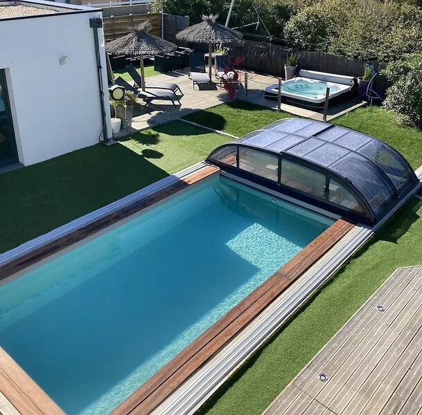 5 star villa 100 m beach, 18 people, swimming pool, spa, cinema room