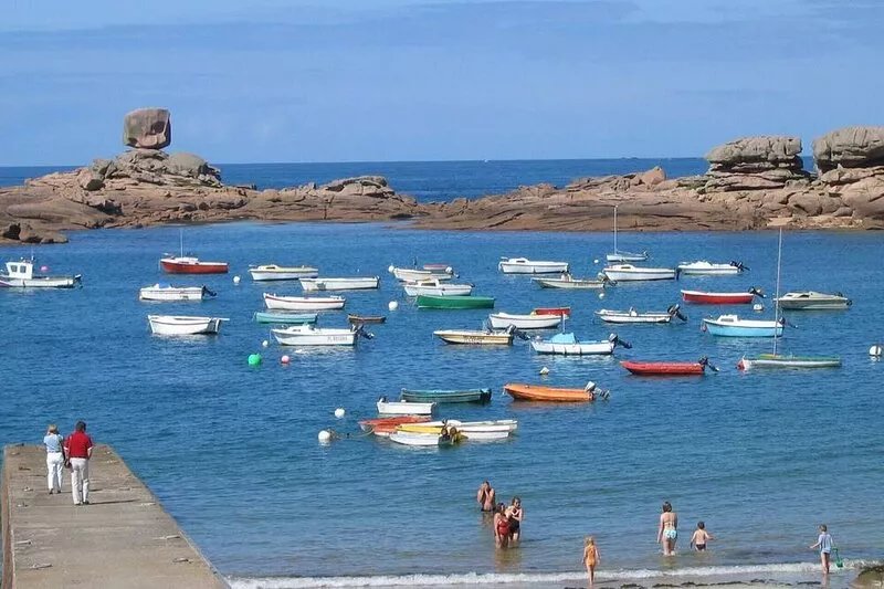 60 sq.m luxury apartment for 4-5 people, downtown and sea, near the beach