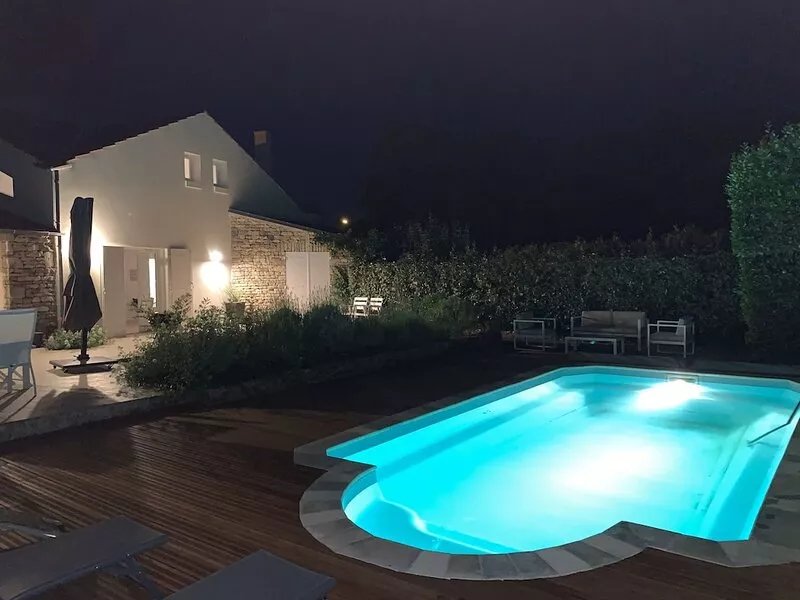 Architect house with swimming pool, village heart, 3 km from the beaches
