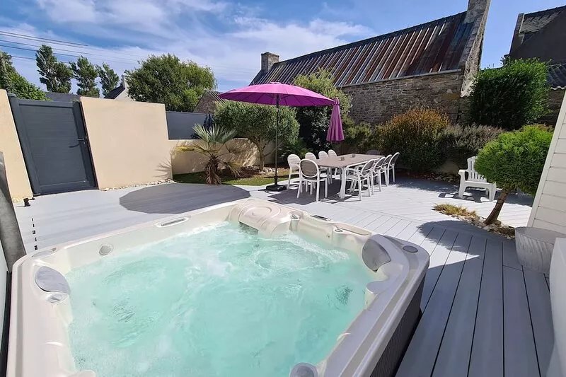 Villa Ty Mam'Goz, Brittany Santec spa, indoor swimming pool, 50 m from the