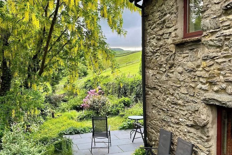 Detached, romantic, homely barn. Peaceful with lovely views. Garden. New kitchen