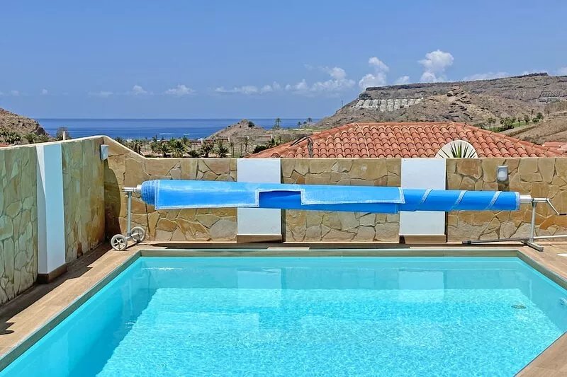 Amazing property with private heated pool,Beach,Golf Course.12 people