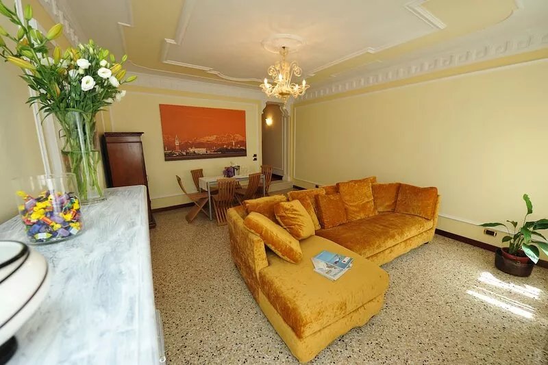 The Luxury of an Elegant Apartment at the Foot of the Rialto Bridge and Grand