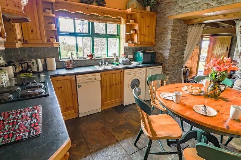 AN NEAD, pet friendly, with open fire in Dingle, County Kerry
