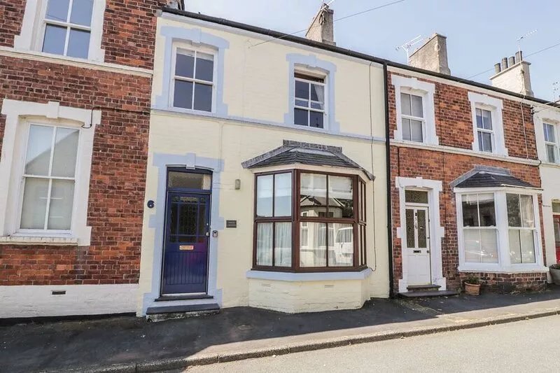 CHWECH, pet friendly, character holiday cottage in Menai Bridge