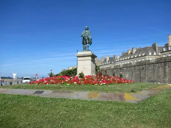Monument a Mahe de la Bourbonnais