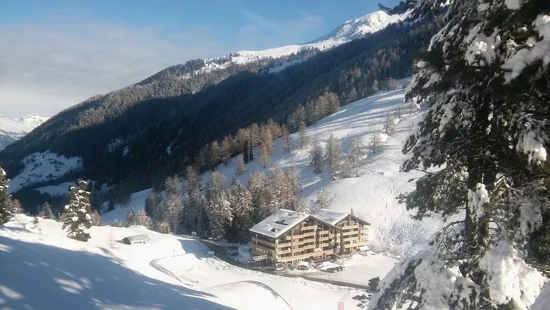 Luxurious and large apartment (103 m²) at 1,735 m with underground parkin