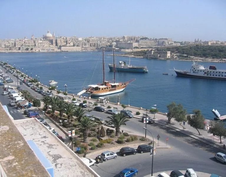 Modern and open-plan fun apartment with jacuzzi spa and seaviews of harbour
