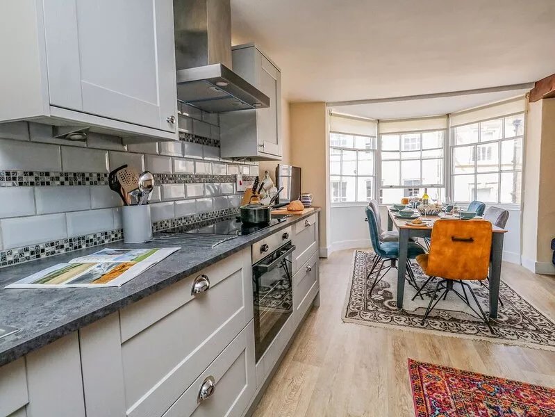 THE TOWN HOUSE, pet friendly, character holiday cottage in Dorchester