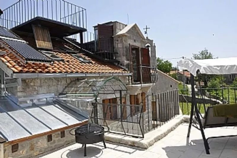 Vacations in a traditional stone house in Luśtica with garden in a quiet