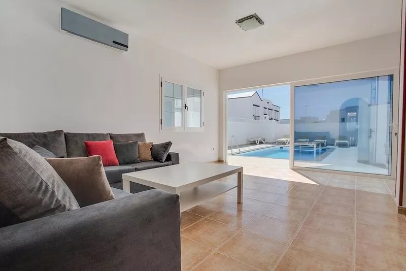 Holiday Home ‘Casa Oasis’ with Pool, Wi-Fi, Air Conditioning & Terrace
