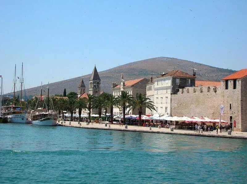 Comfortable apartment with private swimming pool, spacious terraces, 80m from
