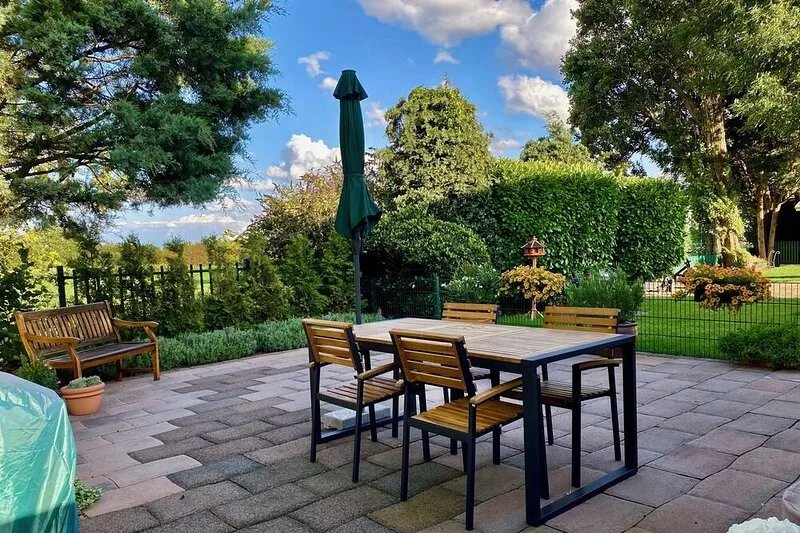 Idyllically located country house with terrace, parking and attention to detail