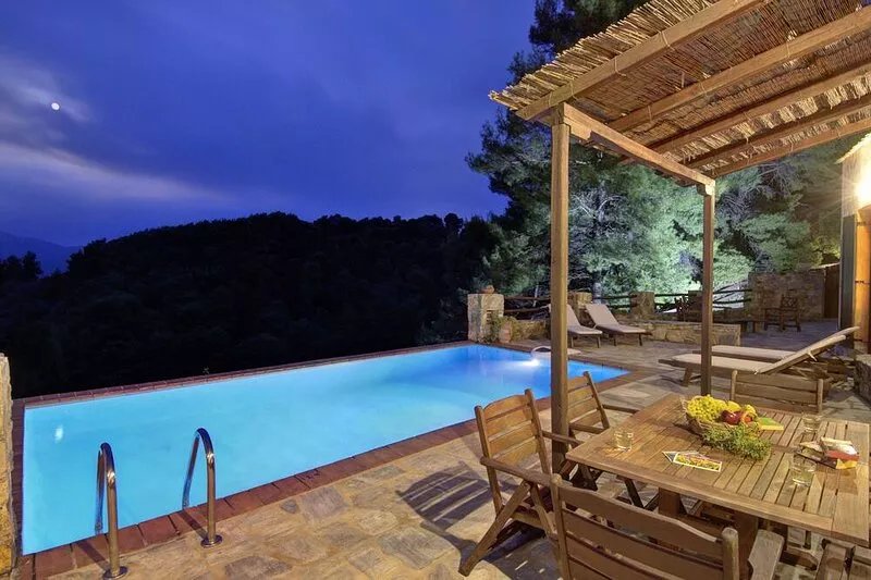 Arktos Secluded villa with private pool, Wi-Fi internet, away from it all!