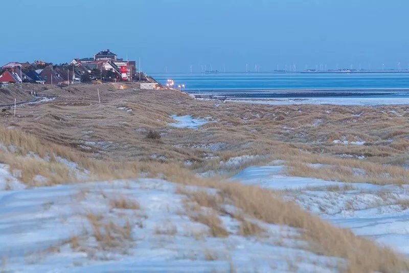 A huge apartment with garden in Norddorf and a great view over to the sea