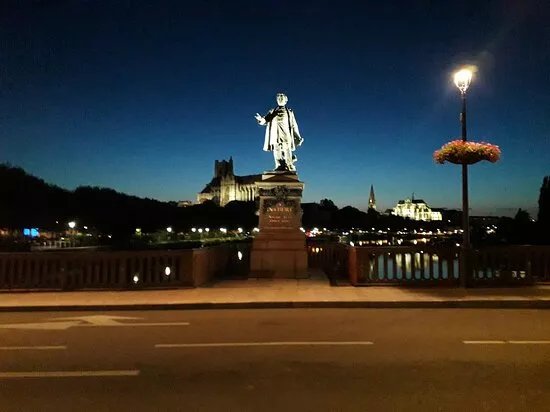 Statue De Paul Bert