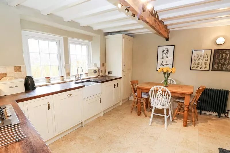 CHERRY TREE COTTAGE, pet friendly, with a garden in Harden