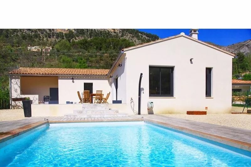 Air-conditioned single storey villa with secure pool for 11 people