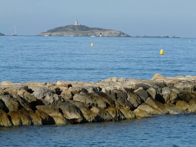800m from beaches top of quiet villa, garden, balcony, parking and shops