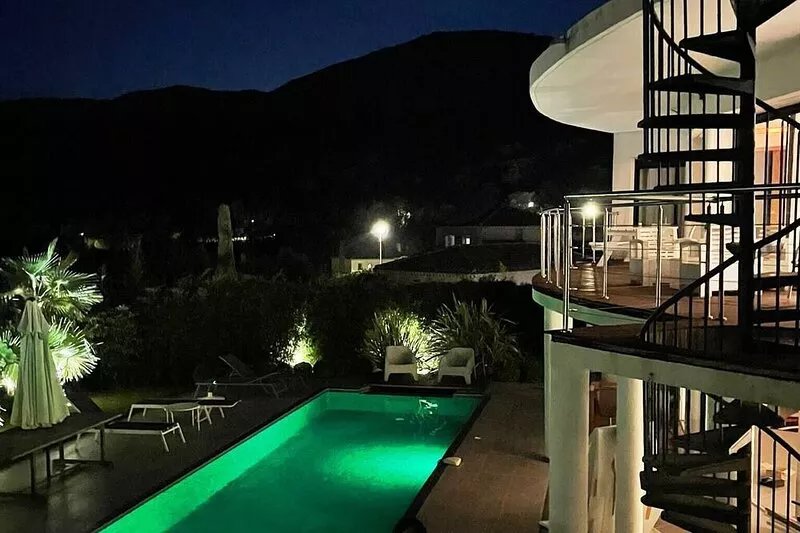 CALIFORNIAN VILLA IN CAVALAIRE SUR MER 350 M2