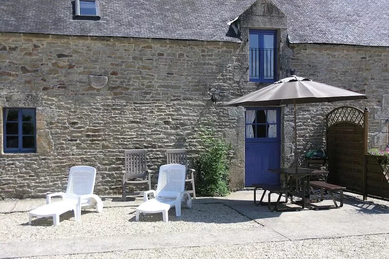 Orchard Cottage, sleeps 4 with Shared Heated Pool in Beautiful Rural Setting