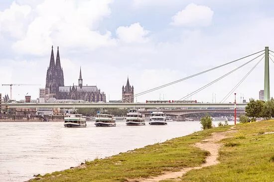 Koelntourist Personenschiffahrt am Dom
