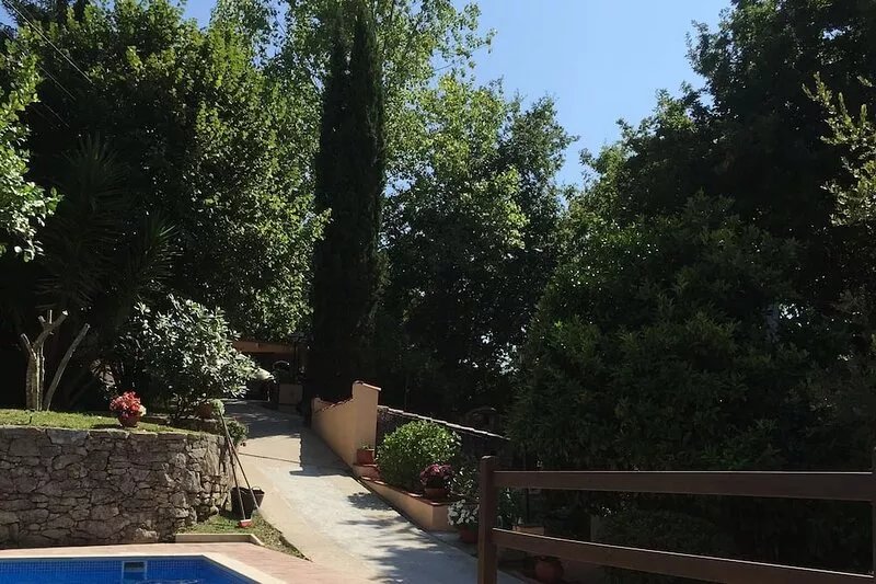 House with a pool sleeps 6