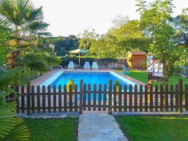 House with private garden and barbecue, pets are allowed, shared pool