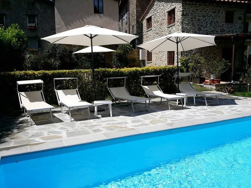 House with Garden and Pool, within walking distance to Town
