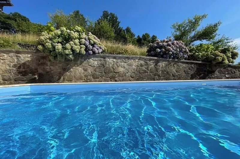 A cozy and luxurious house with a pool beneath mount Donačka gora.