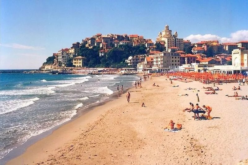 Quiet comfortable spacious in historical walls,  view on the valley and the see