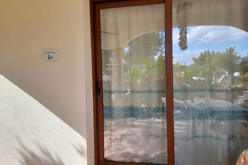 Aquamarine villa with garden and wifi
