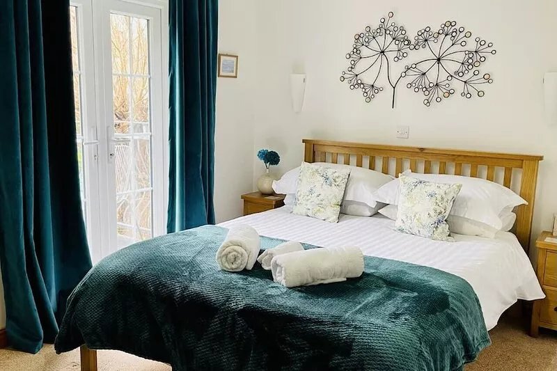 Jasmine Cottage, 3 Bedroom, Child friendly, 10 mins Walk to Beach, large Garden.