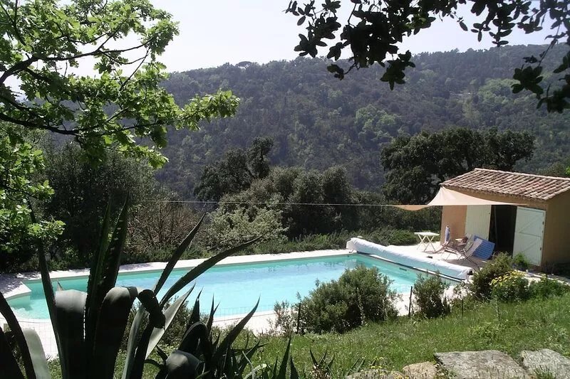 8 people, 4bed, very quiet, east and south facing, heated pool, nature