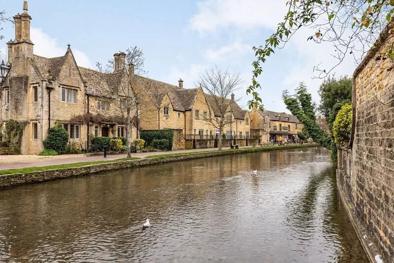 3 minutes from the famous stone bridges of Bourton on the Water  - Callow