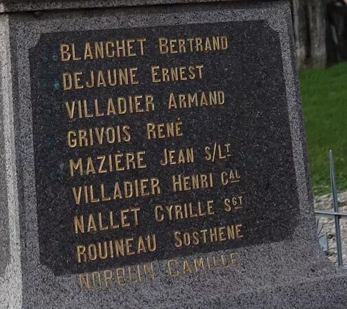 Monument Aux Morts De 14-18 Et 39-45 De Courlon Sur Yonne