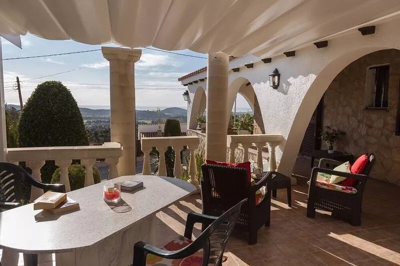 Apartment in villa. EXCLUSIVE USE OF A MAGNIFICENT SALT POOL.