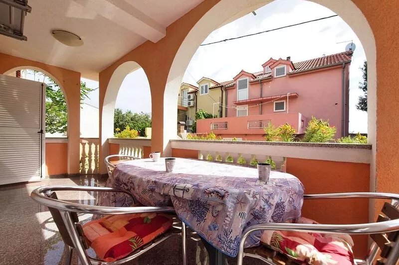 One bedroom apartment near beach Srima - Vodice, Vodice (A-15621-a)