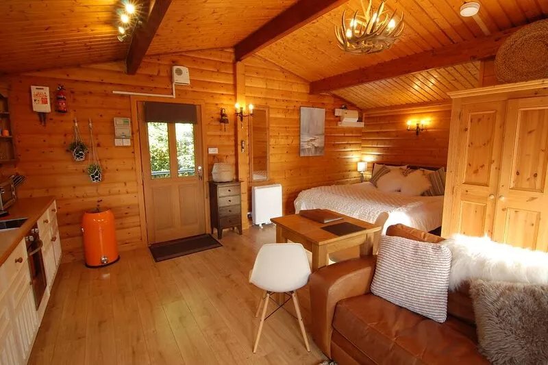 LARCHES LODGE - Authentic Norwegian Log Cabin with log burner, hot tub, fire pit