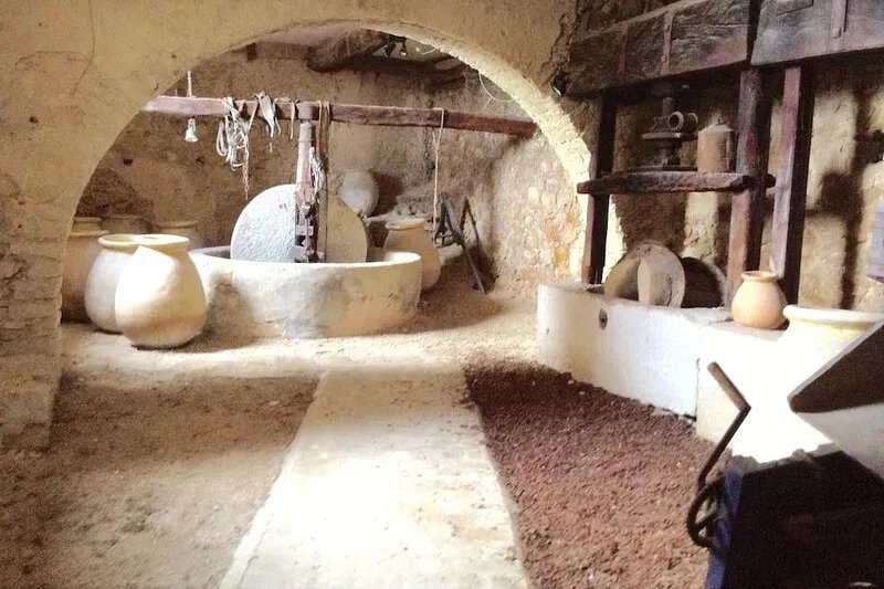 Character house, former monastery, a haven of peace among orange trees ...
