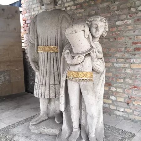 Statue of The Knight and his Herald