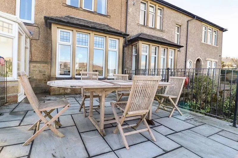 FARNHILL VIEW, pet friendly, character holiday cottage in Cross Hills